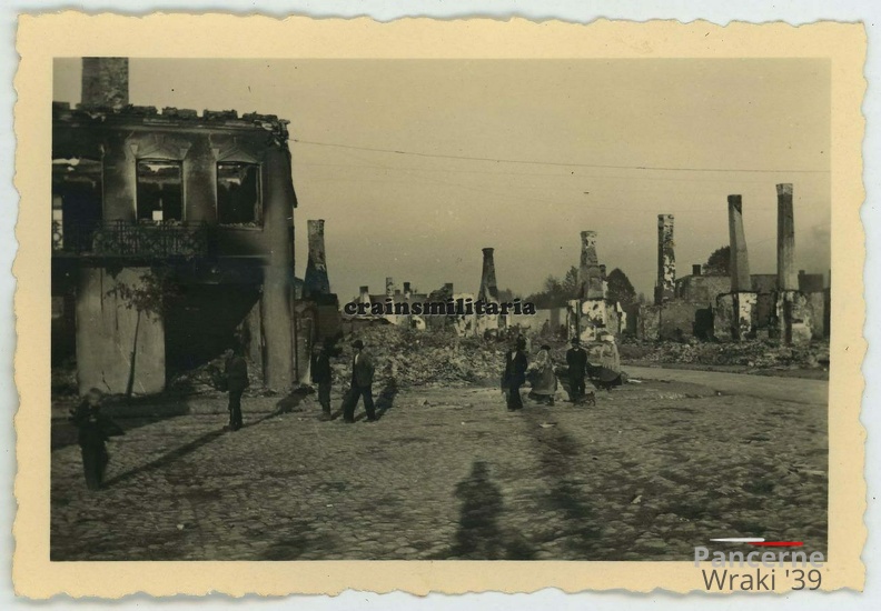 [Z.Aufkl.Abt.(mot).08.001] #059 Foto Bevölkerung in zerstörtes Ortschaft in Polen 1939.jpg