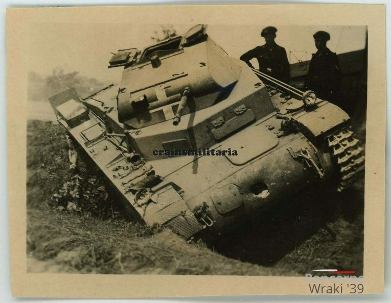 [Z.Aufkl.Abt.(mot).08.001] #062 Foto zerstörte Panzer Tank der 5.Pz.Div. in Polen 1939.jpg
