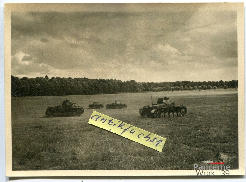 [Z.Pz.Rgt.31.003] #037 4 Deutsche Front-Panzer auf einem Feld in Polen 1939 aw.jpg