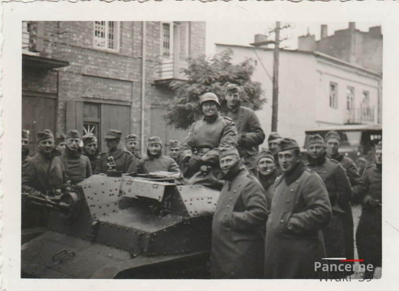 [Z.X0027] Foto 2 WK Krakau Soldaten Panzer Fahrzeug Stahlhelm Polen Feldzug 1939!40 aw.jpg