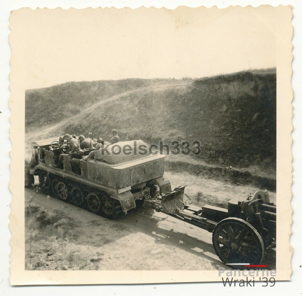 [Z.Pz.Abw.Abt.53.001] Foto Panzerjäger Abt. 53 Polenfeldzug 1939 Panzer Halbkette Artillerie Schlepper.jpg
