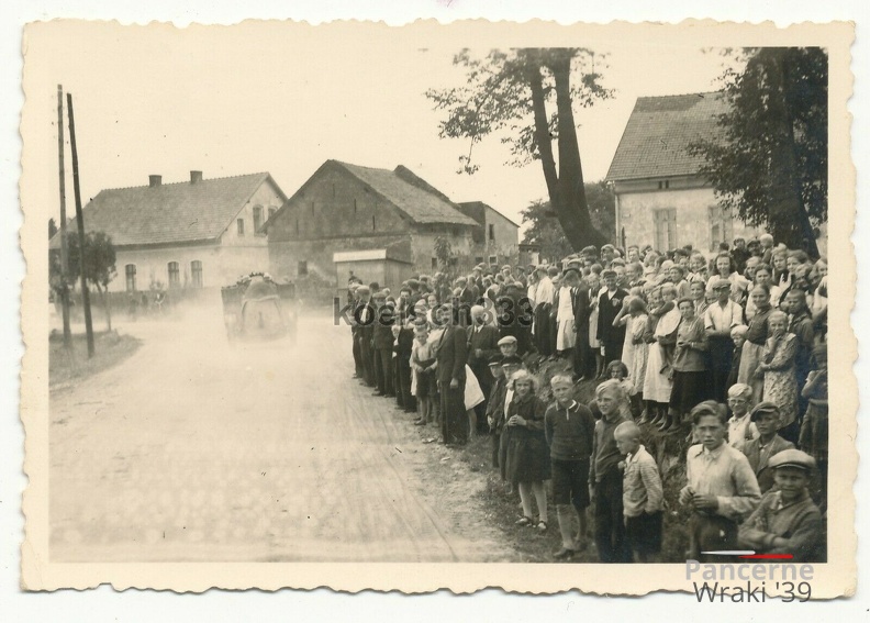 [Z.Pz.Abw.Abt.53.001] Foto Panzerjäger Abt. 53 Polenfeldzug 1939 polnische Zivilisten auf der Straße.jpg