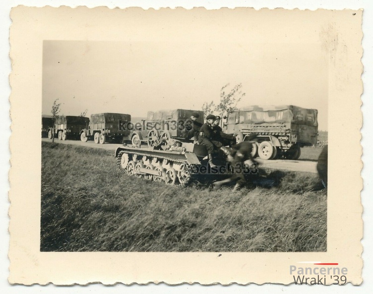[Z.Pz.Rgt.04.001] #004 Foto Panzermänner am Panzer Schlepper vor LKW´s in Tschechien Panzer Reg. 4 aw.jpg