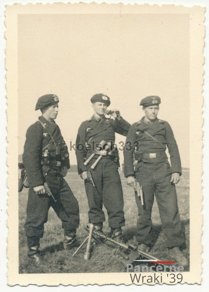 [Z.Pz.Rgt.04.001] #013 Foto Panzermänner mit Handgranaten Pistole P 08 MG Signalpistole in Tschechien  aw.jpg