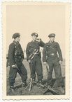 [Z.Pz.Rgt.04.001] #013 Foto Panzermänner mit Handgranaten Pistole P 08 MG Signalpistole in Tschechien  aw