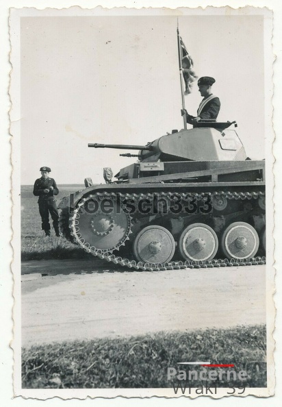 [Z.Pz.Rgt.04.001] #015 Foto Panzermann mit Standarte der 2. Abteilung im Panzer II vom Panzer Reg. 4.jpg