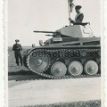 [Z.Pz.Rgt.04.001] #015 Foto Panzermann mit Standarte der 2. Abteilung im Panzer II vom Panzer Reg. 4