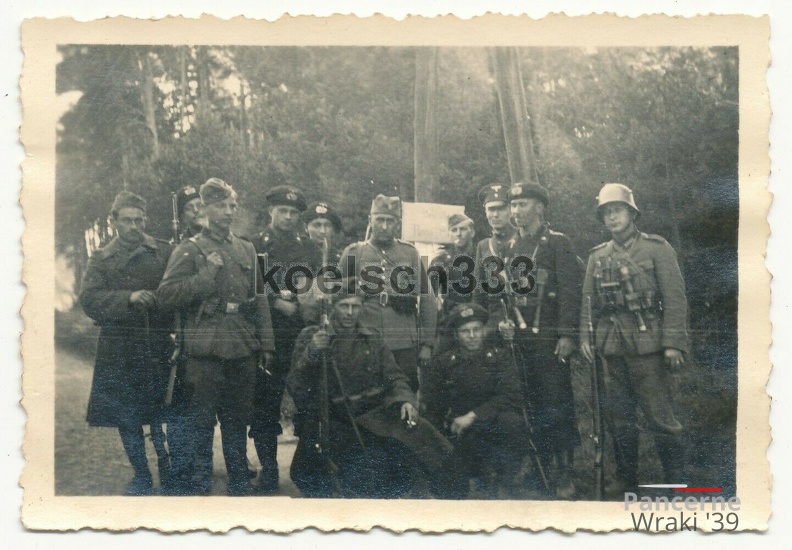 [Z.Pz.Rgt.04.001] #022 Foto Panzermänner mit Handgranaten an der Grenze Tschechien - Slowakei 2. PD.jpg