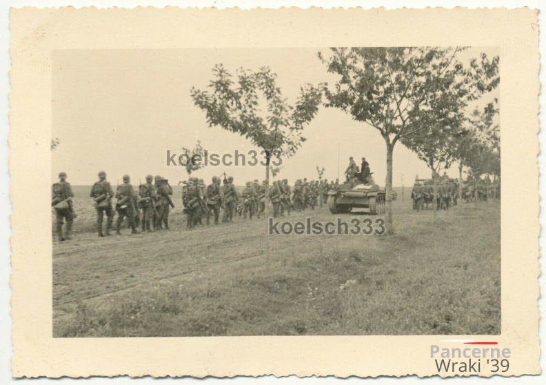 [Z.Pz.Rgt.04.001] #031 Foto Infanterie und Panzer beim Vormarsch in Polen 1939 Panzer Reg. 4 - 2. PD.jpg