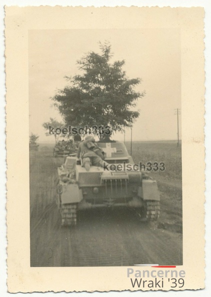[Z.Pz.Rgt.04.001] #037 Foto Landser liegt auf Panzer I beim Vormarsch in Polen 1939 Panzer Reg. 4 2.PD.jpg