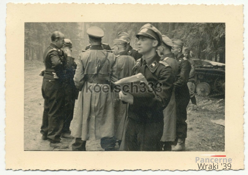 [Z.Pz.Rgt.04.001] #039 Foto Offiziere vom Panzer Reg. 4 bei Lagebesprechung in Polen 1939 2. Pz. Div..jpg