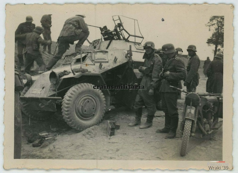 [Z.Inf.Rgt.92.001] #023 Orig. Foto Krad bei 4-Rad SdKfz 222 Panzerspähwagen vor LOMZA Narew Polen 1939.jpg