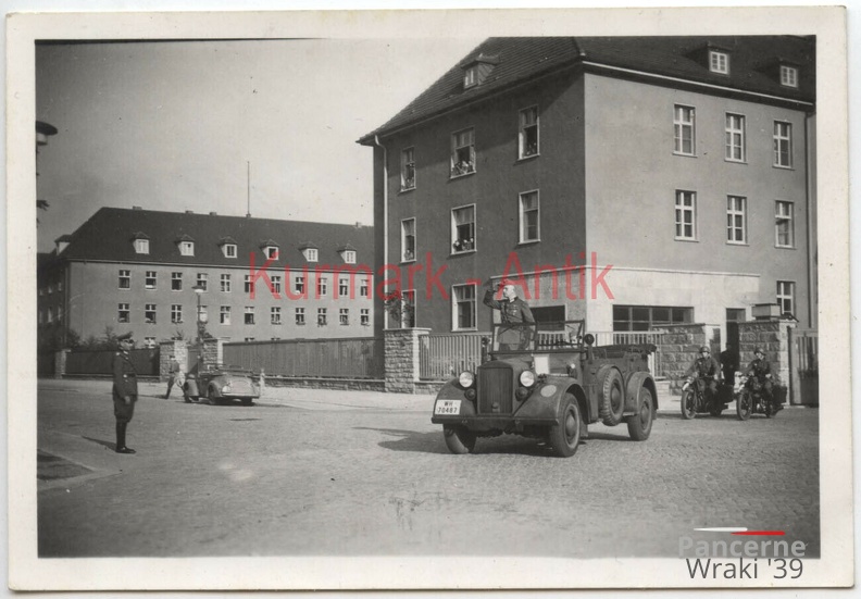 [Z.Art.Rgt.49.001] C441 Foto Wehrmacht Artillerie Regt.49 Magdeburg Kaserne Kommandeur PKW Horch.jpg