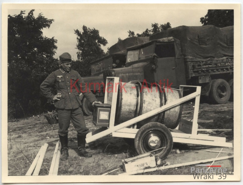 [Z.Art.Rgt.49.001] C462 Foto Wehrmacht Art. Reg.49 Polen LKW Warschau Beute Benzin Fass Anhänger