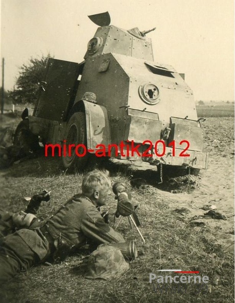 [Wz29][#002]{064}{a} na poboczu, Grudusk lub Seroczyn, Waffen-SS, bez uzbrojenia.jpg