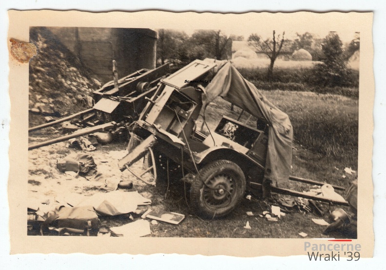 [Z.Pi.Btl.37.001] #14 orig. Foto WH Pi-Btl.37 an zerstörten polnischen Funkwagen Radom Polen 1939.jpg