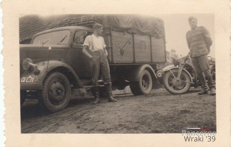 [Z.Pi.Btl.37.001] #42 WH Pi-Btl.37 LKW OPEL BLITZ und Motorrad-Kradmelder in Oberschlesien 1939.jpg