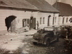 [Z.X0035] H243 Foto 2.WK Polen Vormarsch polnisches Dorf Häuser durchsuchen Jeep PKW  bw
