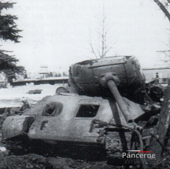 T-34-85, 7. GwKPanc(54. BPGw), Lubań, ul. Kopernika przed zakladami Gustawa Winklera (001){a}.jpg