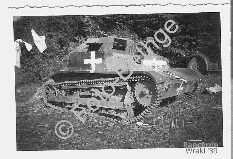 [Z.A.Nachr.Rgt.549.001] Polnischer Panzer Tankette TKS Kleinpanzer mit Balkenkreuz Beute aw.jpg