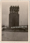 [Z.X0013] (z12) Polen 1939 v.Piatek Warschau Denkmal Statue Soldat SDkfz PKW Kübel LKW