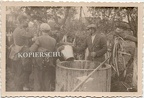[Z.X0013] (z20) Polen 1939 v.Piatek Warschau Einheimische Soldat Bauernhof Gehöft Brunnen
