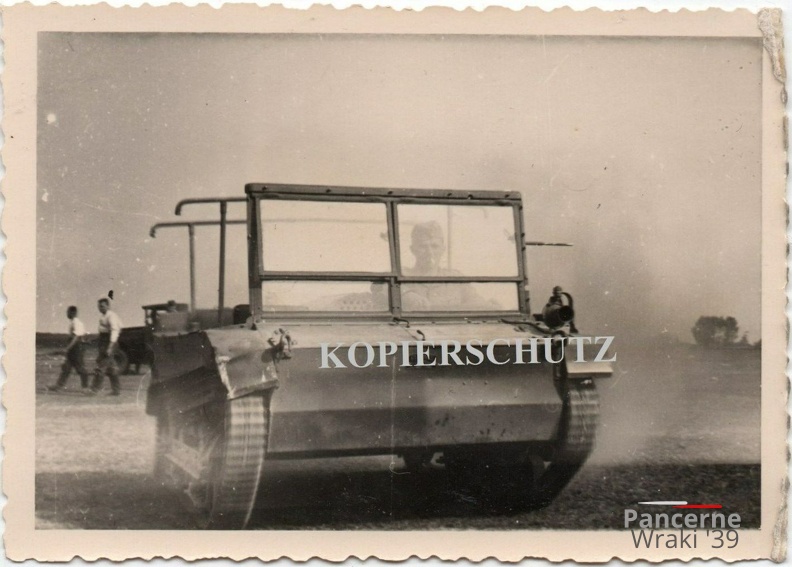[Z.X0013] (z32) Polen 1939 v.Piatek Warschau SDkfz Panzer Tank Beutepanzer Soldat.jpg