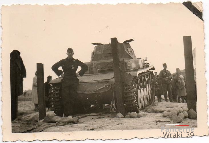 [Pz2][#319]{020}{a} Pz.Kpfw II Ausf.C, Pz.Rgt.36, #641, Warszawa, Wola, ul.Olbrachta, zapora przeciwczołgowa.jpg