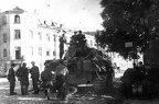 Sd.Kfz.171 Pz.Kpfw V Ausf.G, I!Pz.Rgt.27, #Pudel!#Magda, Warszawa (011){a} 4 VIII 1944, tankowanie czołgu na ul. Okopowej w pobliżu ul. Wolność.Wolność