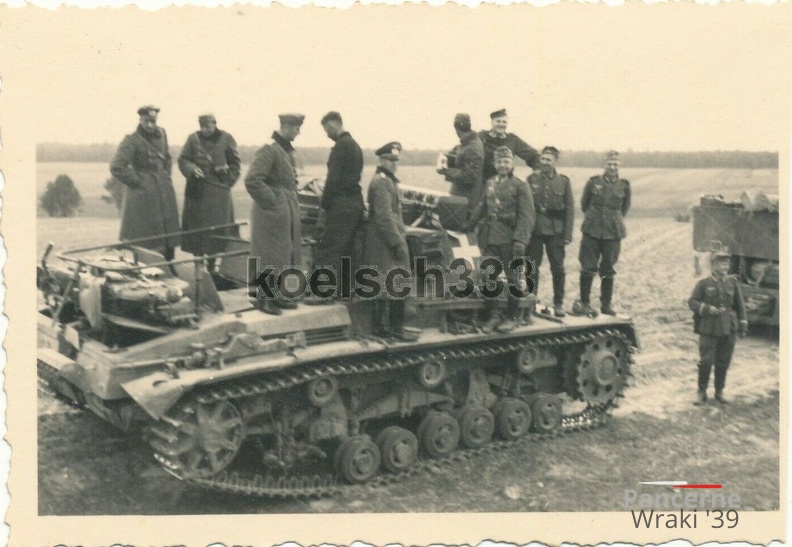 [Pz.Bef.Wg.III Ausf.D], Pz.Rgt.x, #xxx (001){a} Panzer III Befehlswagen vor Siemiatycze Polen 1939.jpg