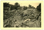 [Z.S0020]  Soldat am zerstörtes Bahnhof Eisenbahn b. MODLIN Polen 1939