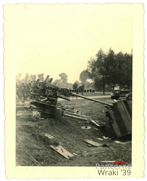 [Bofors40mm] Foto zerstörtes polnisches Flak Geschütz bei LOWICZ Warschau Polen 1939.jpg