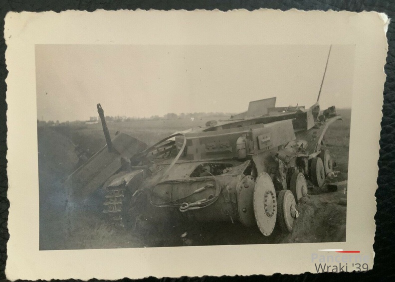 [Z.Pz.Rgt.35.003] Foto Panzerregiment 35 Bamberg zerstörter Panzer II Polen aw.jpg