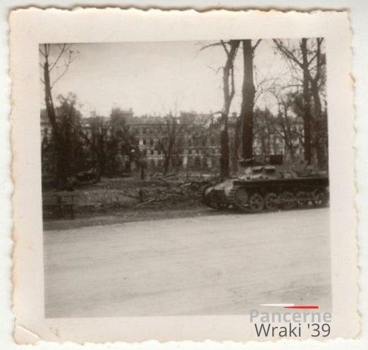 [Pz1][#001]{003}{a} Pz.Kpfw I Ausf.A #225, Pz.Rgt.36, Warszawa, Ogród Saski.jpg
