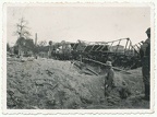 [Z.Pz.Abw.Abt.252.001] #031 Foto Soldaten der Wehrmacht an einem Zug Wrack im Kreis Gnesen Polen
