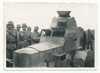[Z.Pz.Abw.Abt.252.001] #035 Foto Soldaten der Panzerjäger Abt. 252 am zerschossenen polnischen Panzerwagen !