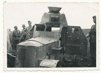 [Z.Pz.Abw.Abt.252.001] #036 Foto Soldaten der Panzerjäger Abt. 252 am zerschossenen polnischen Panzerwagen !