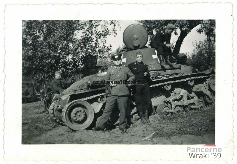 [Pz.Kpfw.35(t)], Pz.Abt.65, #102, (001){a} Panzermann mit Panzer 35 (t) Beute Tank in Polen 1939.jpg