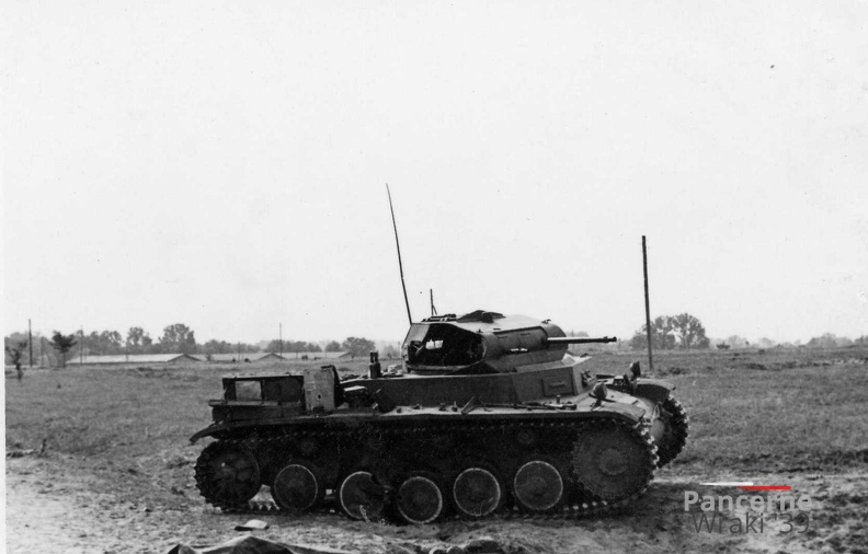 [Z.Art.Rgt.56.001] # 030 Zerschossener deutscher Tank vor Brest.jpg