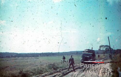 [Z.Art.Rgt.50.001] Color Farb Dia Polenfeldzug 1.9.39 Artillerie Regt 50 vor Zawiercie LKW Rollbahn