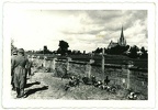 [Z.Inf.Rgt.55.001] #011 Orig. Foto Grab 17.ID Soldaten I.R.55 in Friedhof bei Kirche in Polen 1939