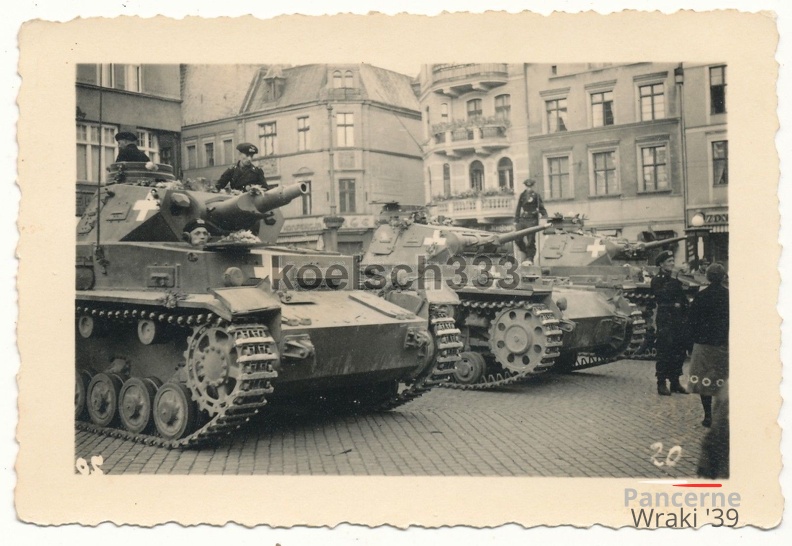[Pz.Kpfw.IV Ausf.B] Pz.Rgt.10, #xxx (015){a} Grudziądz, Rynek ( Foto Panzermänner mit Panzer III und IV in Polen 1939 Polenfeldzug Balkenkreuz ).jpg