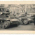 [Pz.Kpfw.IV Ausf.B] Pz.Rgt.10, #xxx (015){a} Grudziądz, Rynek ( Foto Panzermänner mit Panzer III und IV in Polen 1939 Polenfeldzug Balkenkreuz )