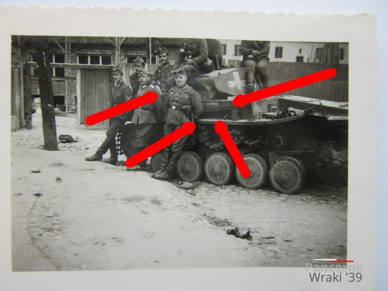 [Z.Inf.Rgt.012.001] Foto Polen Warschau Panzer II Wrack Treffer Kennung Name Gneisenau (II) aw