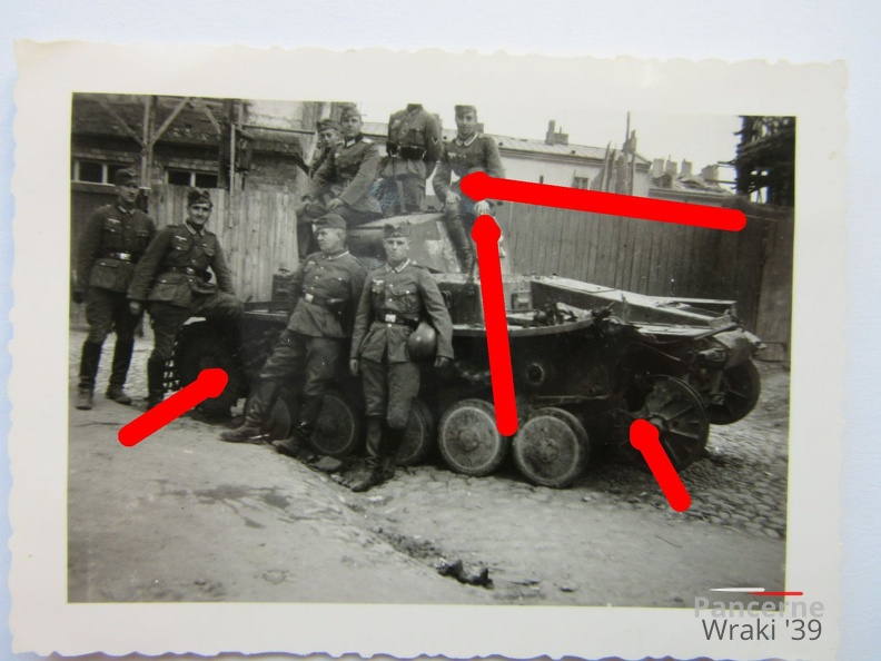 [Z.Inf.Rgt.012.001] Foto Polen Warschau Panzer II Wrack Treffer Kennung Name Gneisenau aw.jpg