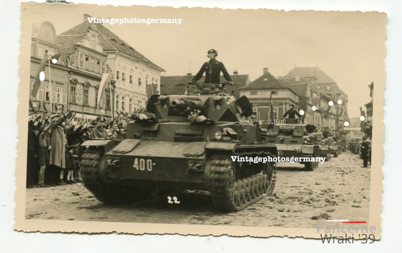 [Pz.Kpfw.IV Ausf.B] Pz.Rgt.2, #400 (003){a} ( desc. Sudetenland 38 Einmarsch Tschechien Saaz deutsche Panzer Bevölkerung ).jpg