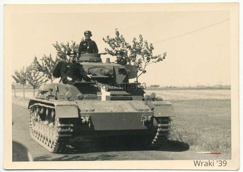 [Pz.Kpfw.IV Ausf.B] Pz.Rgt.11, #3xx (001){a} Panzermänner der Wehrmacht im Panzer IV auf dem Marsch in Polen 1939.jpg