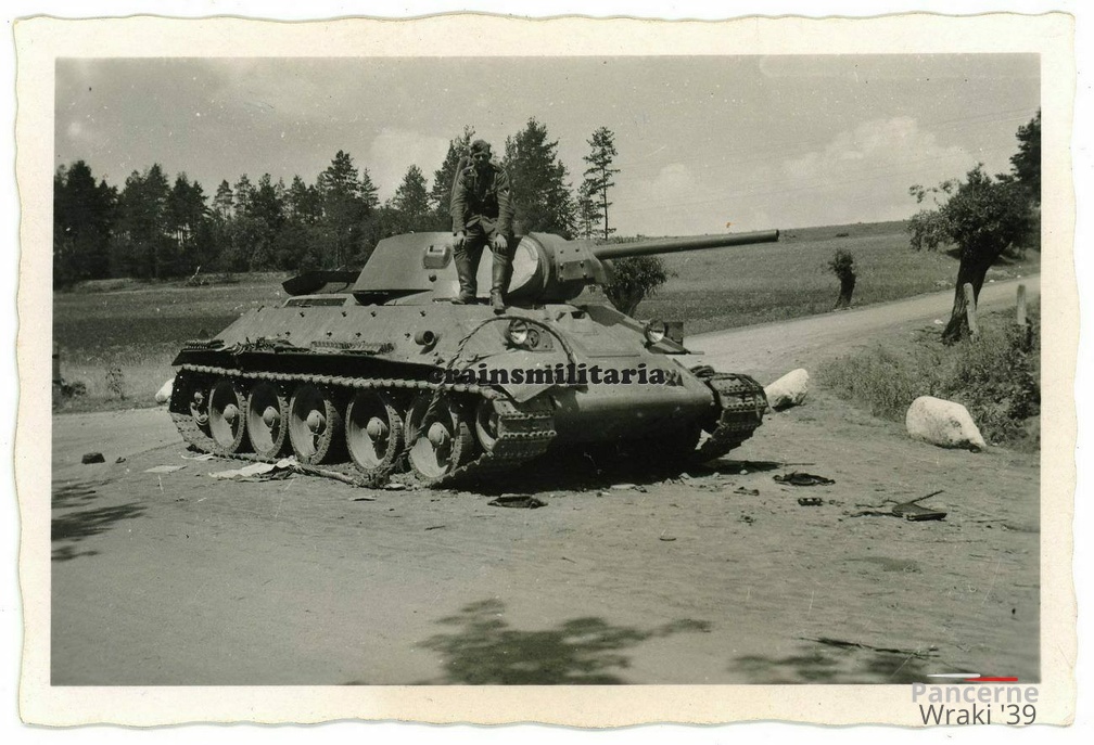 T-34, Foto russische Beute Panzer T-34 Tank b. BIALYSTOK Polen Russland 1941 (Korps-Nachschubführer 420)
