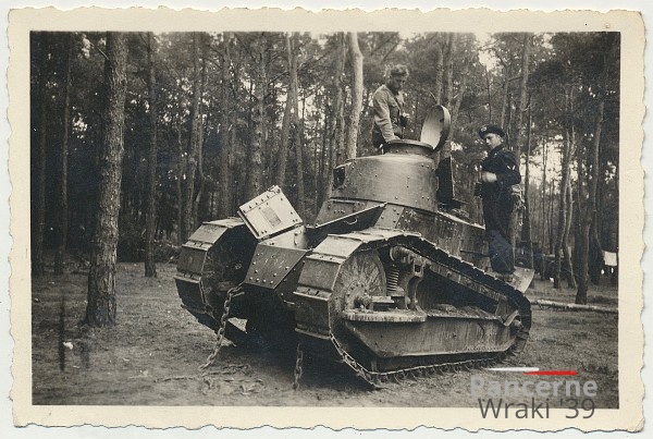 [Z.Pz.Rgt.05.004] Panzer Regt. 5 1939 Beute eines Franz. Tank bei Brest Litowsk aw.jpg