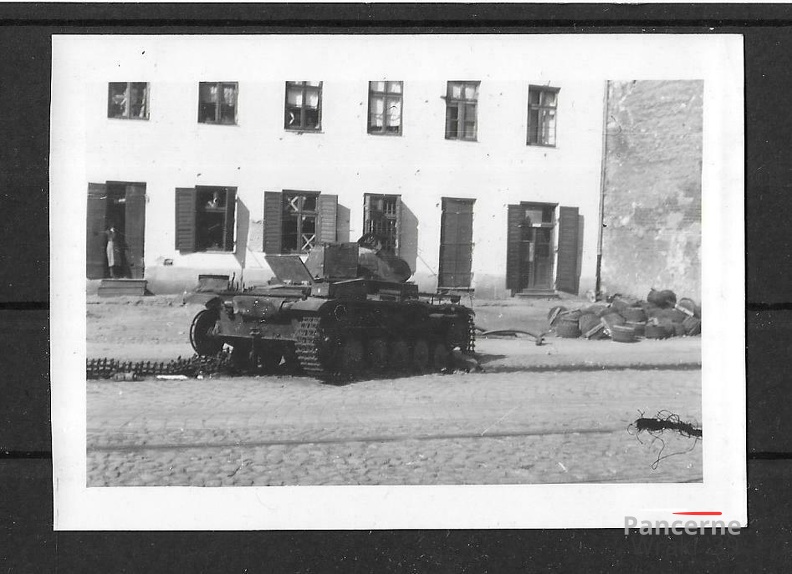 [Pz2][#283]{052}{a} Pz.Kpfw II Ausf.C, Pz.Reg.35, #xxx, Warszawa, Grójecka 72.jpg
